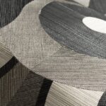 Detailopname van de textuur en het patroon van de Arte Moooi Queen Cobra wandbekleding in grijstinten.