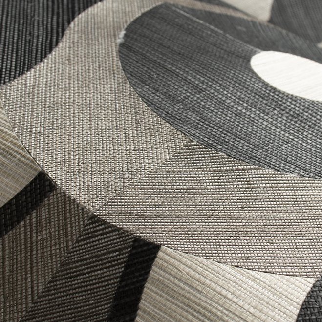 Detailopname van de textuur en het patroon van de Arte Moooi Queen Cobra wandbekleding in grijstinten.