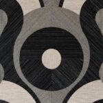 Detail van het Arte Moooi Queen Cobra behang met een geometrisch patroon in zwart en beige.
