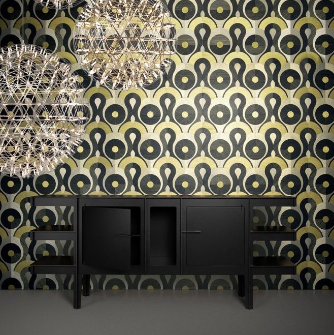 Zwarte kast voor een wand met grafisch behang uit de Arte Moooi Queen Cobra collectie en twee moderne bolvormige lichtarmaturen.
