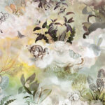 Gedetailleerd behangontwerp uit de Arte Moooi Memento collectie met dodo's, vlinders, planten en wolken in zachte pastelkleuren.