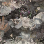Gedetailleerd behangpatroon uit de Moooi Memento collectie van Arte, met dodo’s, vlinders, planten en wolken op een donkere achtergrond.