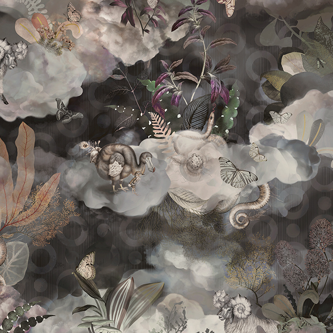 Gedetailleerd behangpatroon uit de Moooi Memento collectie van Arte, met dodo’s, vlinders, planten en wolken op een donkere achtergrond.