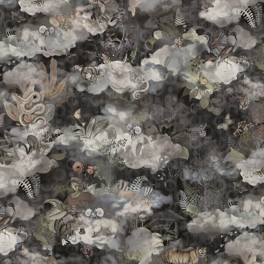 Gedetailleerd donker behangpatroon uit de Arte Moooi Memento Dusk collectie met dromerige wolken, exotische dieren en weelderige planten.