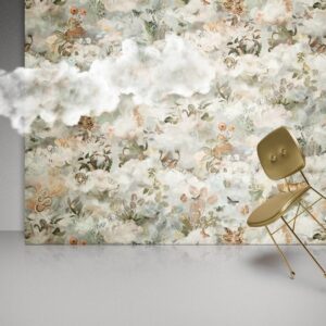 Beige designstoel voor een sfeervolle muur met bloemrijk Memento-behang van Moooi en Arte bij Buningh Wonen.