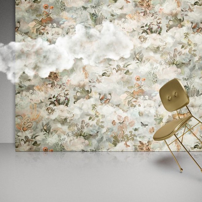 Beige designstoel voor een sfeervolle muur met bloemrijk Memento-behang van Moooi en Arte bij Buningh Wonen.