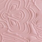 Detail van het roze Arte Moooi Mimic Moth behang met reliëf van gestileerde motvormen.