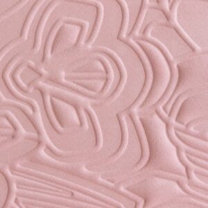 Detail van het roze Arte Moooi Mimic Moth behang met reliëf van gestileerde motvormen.