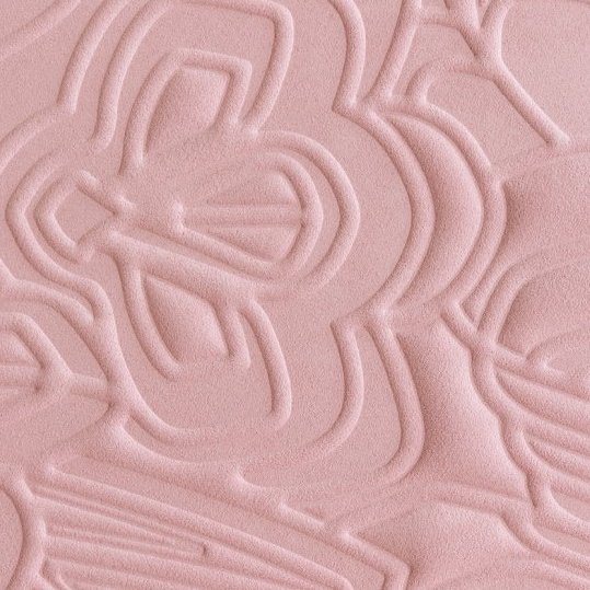 Detail van het roze Arte Moooi Mimic Moth behang met reliëf van gestileerde motvormen.