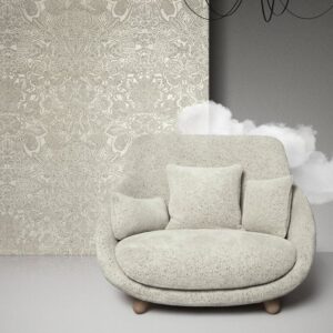 Lichtgrijze stoffen loveseat met kussens voor een muur met Arte Moooi Mimic Moth-behang in een sfeervolle setting.