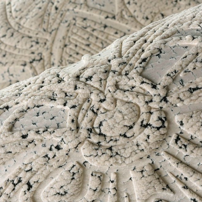 Detailopname van het structuurrijke Arte Moooi Mimic Moth behang met een reliëf van een mot.