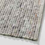 Detailopname van het Perletta vloerkleed Alp 464 met een grof geweven structuur in neutrale tinten.