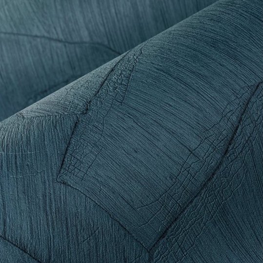 Detailopname van het Arte Sculptura Shards behang in een diepblauwe kleur met een textuur van geometrische vormen en reliëfstructuur.