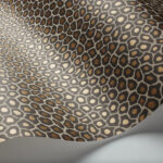 Detailopname van het Cole & Son Senzo Spot behang met een luipaardprint uit de Ardmore Wallpaper Collectie.