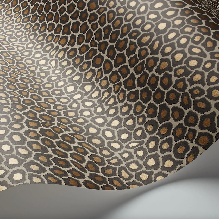 Detailopname van het Cole & Son Senzo Spot behang met een luipaardprint uit de Ardmore Wallpaper Collectie.