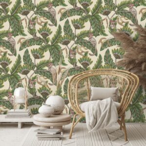 Stijlvol interieur met rotanstoel en decor voor een wand met Cole & Son Bush Baby behang vol tropische bladeren en speelse bush babies.