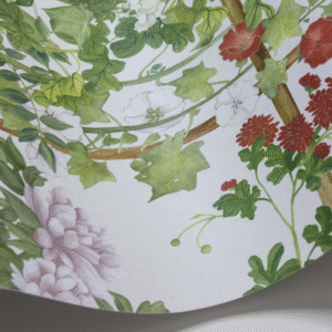 Detail van het Cole and Son Scenic Flora behang met kleurrijke bloemen, groene bladeren en klimplanten op een lichte achtergrond.