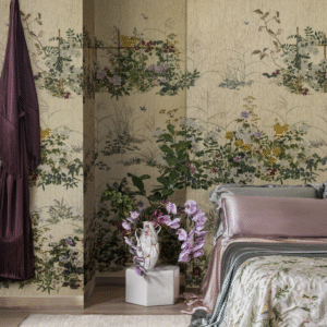 Slaapkamer met Cole & Son Scenic Flora – Japanese Paperweave 126/7025 behang met bloemendessin en zijden beddengoed.