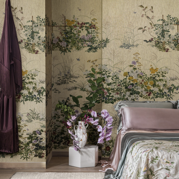Slaapkamer met Cole & Son Scenic Flora – Japanese Paperweave 126/7025 behang met bloemendessin en zijden beddengoed.