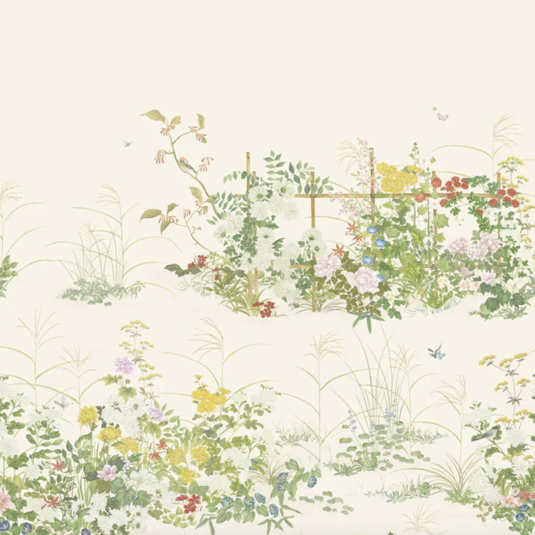 Illustratieve wandprint van Cole & Son met kleurrijke bloemen, gras en vlinders in een sierlijke tuinsetting.