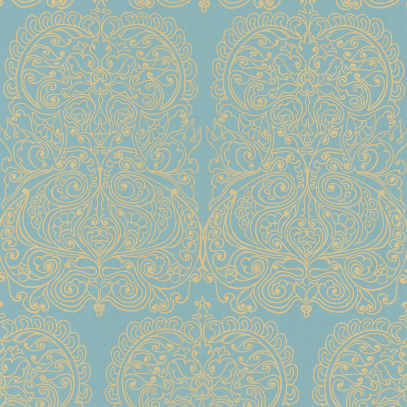 Decoratief Cole and Son Alpana behang met sierlijk goudgeel patroon op een lichtblauwe achtergrond.