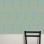 Decoratieve muur met Cole and Son Alpana behang in turquoise en goud, met deels zichtbare zwarte stoel.