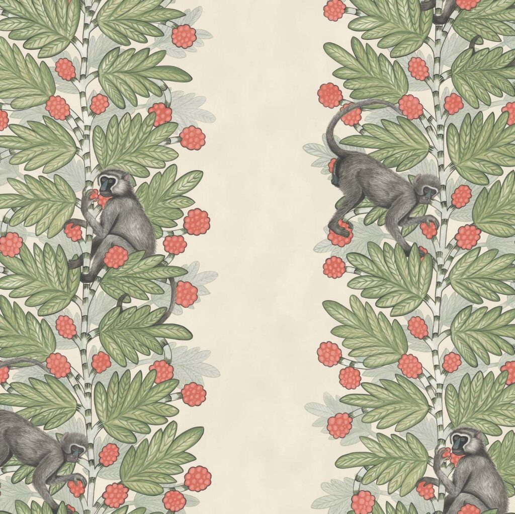 Illustratief behangpatroon van Cole and Son Ardmore Acacia met apen die rode vruchten plukken tussen groen blad.