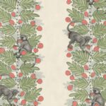 Illustratief behangpatroon van Cole and Son Ardmore Acacia met apen die rode vruchten plukken tussen groen blad.