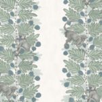 Illustratie van grijze apen die tussen acaciabladeren en donkerblauwe bessen klimmen, gebaseerd op het Cole and Son Ardmore Acacia 109/11052 behangontwerp.