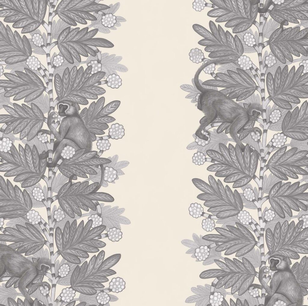 Behangpatroon Cole and Son Ardmore Acacia 109/11053 met grijze apen tussen acaciabladeren en bessen op een beige achtergrond.