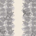 Behangpatroon Cole and Son Ardmore Acacia 109/11053 met grijze apen tussen acaciabladeren en bessen op een beige achtergrond.