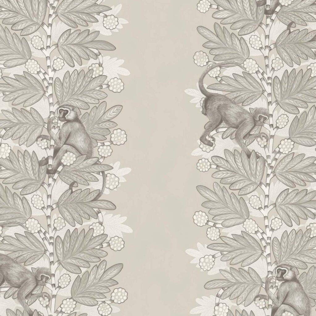 Behangpatroon van Cole & Son Ardmore Acacia 109/11054 met apen in zwart-wit die tussen acaciabladeren en -bloemen klimmen.