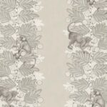 Behangpatroon van Cole & Son Ardmore Acacia 109/11054 met apen in zwart-wit die tussen acaciabladeren en -bloemen klimmen.