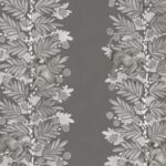 Grijstinten behangpatroon van Cole and Son met apen tussen acaciabladeren en bessen.