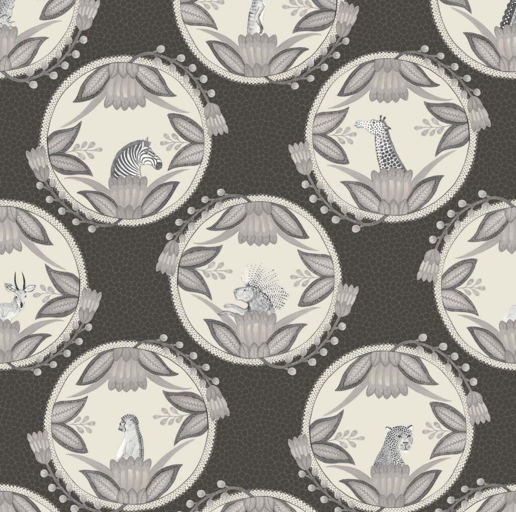 Behangpatroon met zwart-witte Afrikaanse dieren in decoratieve florale medaillons op een donkere achtergrond.