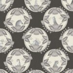 Behangpatroon met zwart-witte Afrikaanse dieren in decoratieve florale medaillons op een donkere achtergrond.