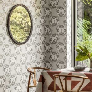 Woonkamer met Ardmore Cameos behang van Cole and Son, voorzien van dierensilhouetten in ovale patronen.
