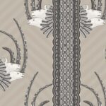 Behangpatroon van Cole & Son met gestileerde antilopekoppen, sierlijke hoorns en geometrische vormen in grijstinten.