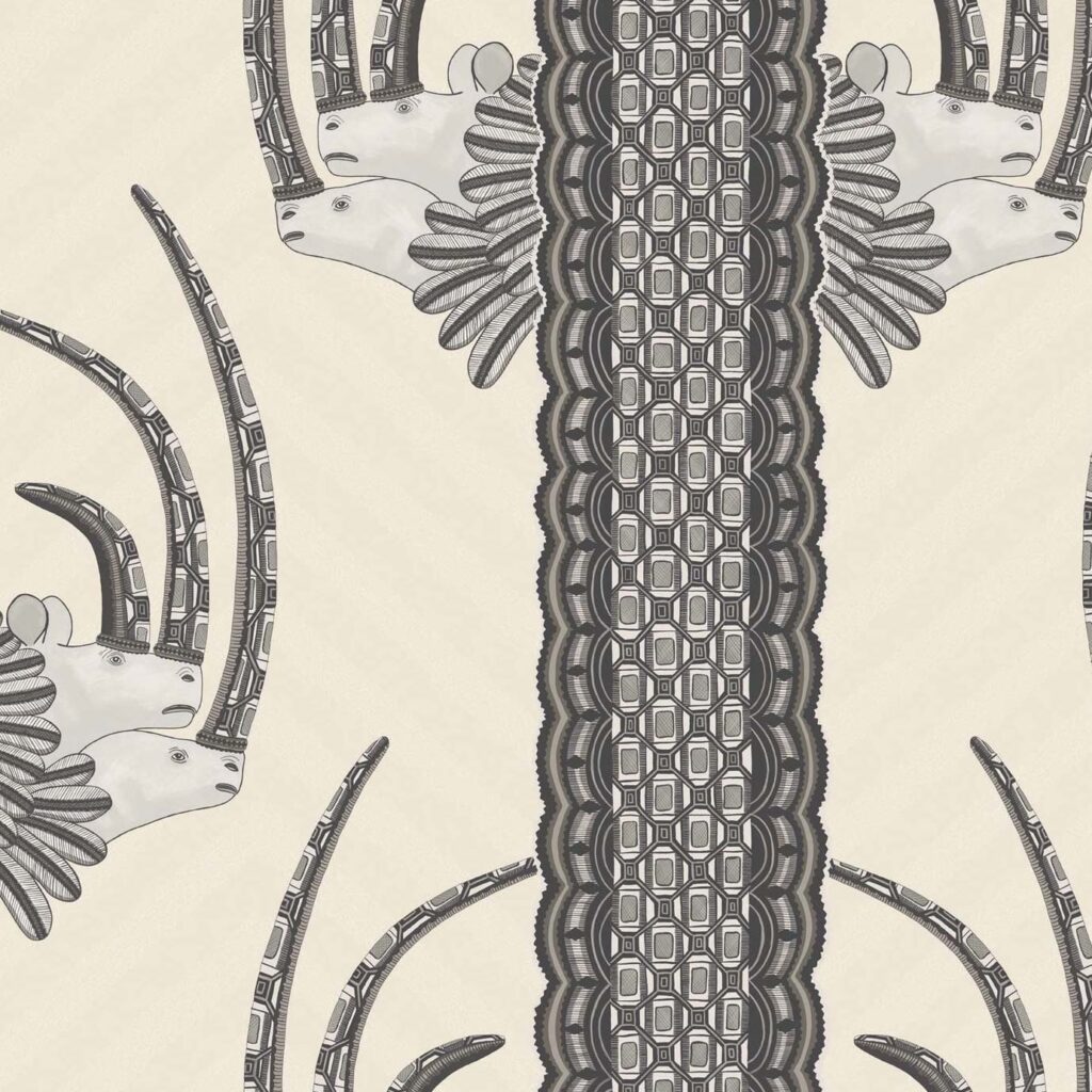 Behangpatroon Cole and Son Ardmore Jabu 109/3014 met gestileerde antilopekoppen en geometrische middenstrook in grijs- en wittinten.