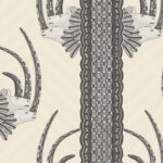 Behangpatroon Cole and Son Ardmore Jabu 109/3014 met gestileerde antilopekoppen en geometrische middenstrook in grijs- en wittinten.