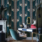 Sfeerbeeld van een stijlvol interieur met behang 'Jabu 109/3015' van Cole & Son met antilope-illustraties op een donkergroene achtergrond.