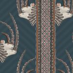 Decoratief behangpatroon van Cole and Son Ardmore Jabu 109/3015 met gestileerde antilopekoppen en geometrische motieven op een donkerblauwe achtergrond.