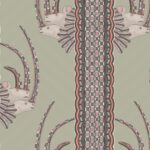 Decoratief behangontwerp van Cole and Son met gestileerde antilopekoppen en symmetrische etnische patronen in roze, grijs en zwart op een groene achtergrond.