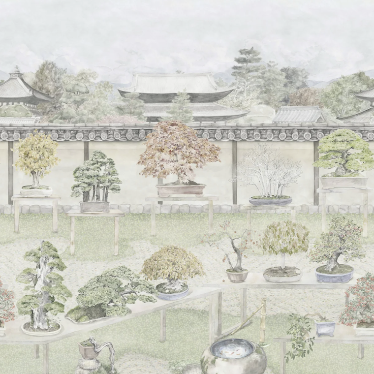 Illustratie van een serene Japanse bonsaituin met diverse bonsaiboompjes op verhoogde tafels en traditionele architectuur op de achtergrond.