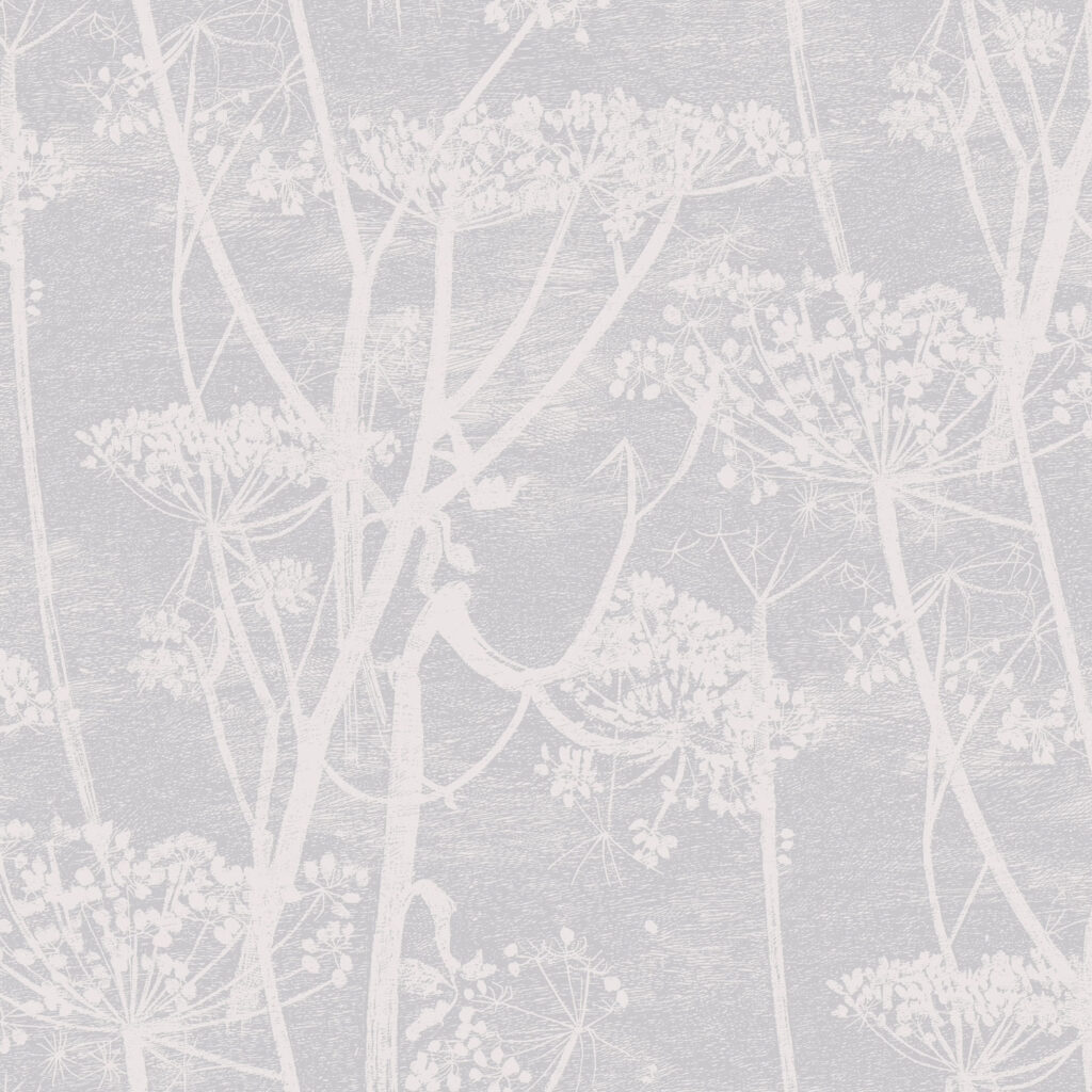 Lichtgrijs Cole and Son Cow Parsley behang met witte silhouetten van fluitenkruid.