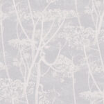 Lichtgrijs Cole and Son Cow Parsley behang met witte silhouetten van fluitenkruid.