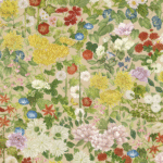 Gedetailleerd bloemmotief van het behang Cole and Son Flora Province met diverse kleurrijke bloemen op een beige achtergrond.