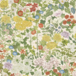 Gedetailleerd bloemenpatroon met diverse kleurrijke bloemen en groene bladeren op een lichte achtergrond, uit de Cole & Son Flora Province collectie.