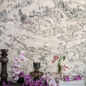 Behang in Japanse chinoiserie-stijl met verfijnd berglandschap en bloesembomen, omringd door vazen en orchideeën.
