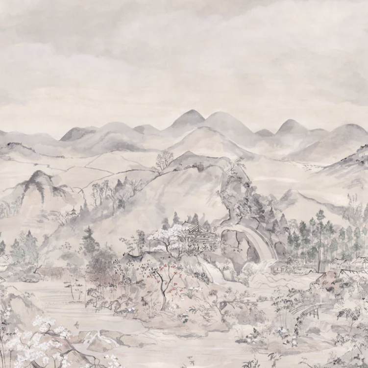 Japanse Chinoiserie-muurschildering van Cole and Son met een berglandschap, traditionele architectuur, bloeiende bomen en watervallen in zachte pastelkleuren.